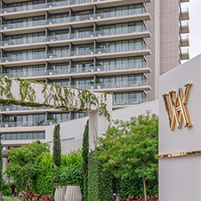  Hình ảnh thu nhỏ của cửa khoang thang máy mở tại Waldorf Astoria , Beverly Hills, California