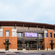  Hình ảnh thu nhỏ của cửa khoang thang máy mở tại Husky Stadium , Seattle, Washington