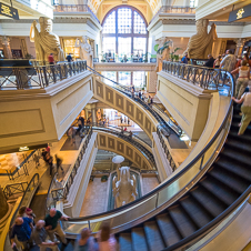  Hình ảnh thu nhỏ của cửa khoang thang máy mở tại Forum Shops at Caesars Palace , Las Vegas, Nevada