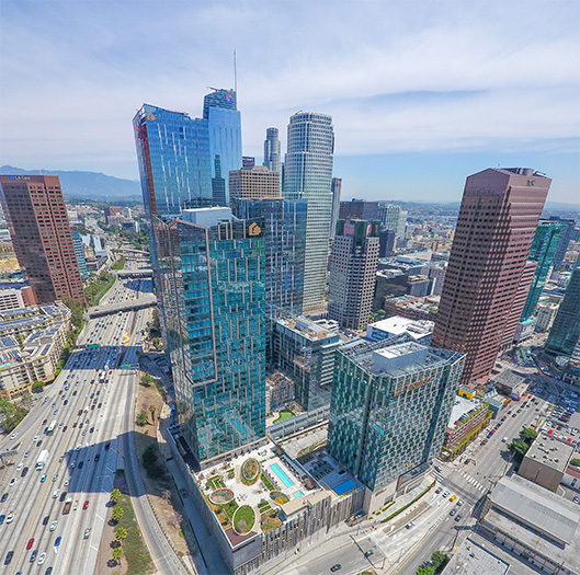  Hình ảnh thu nhỏ của cửa khoang thang máy mở tại Metropolis , Los Angeles, California